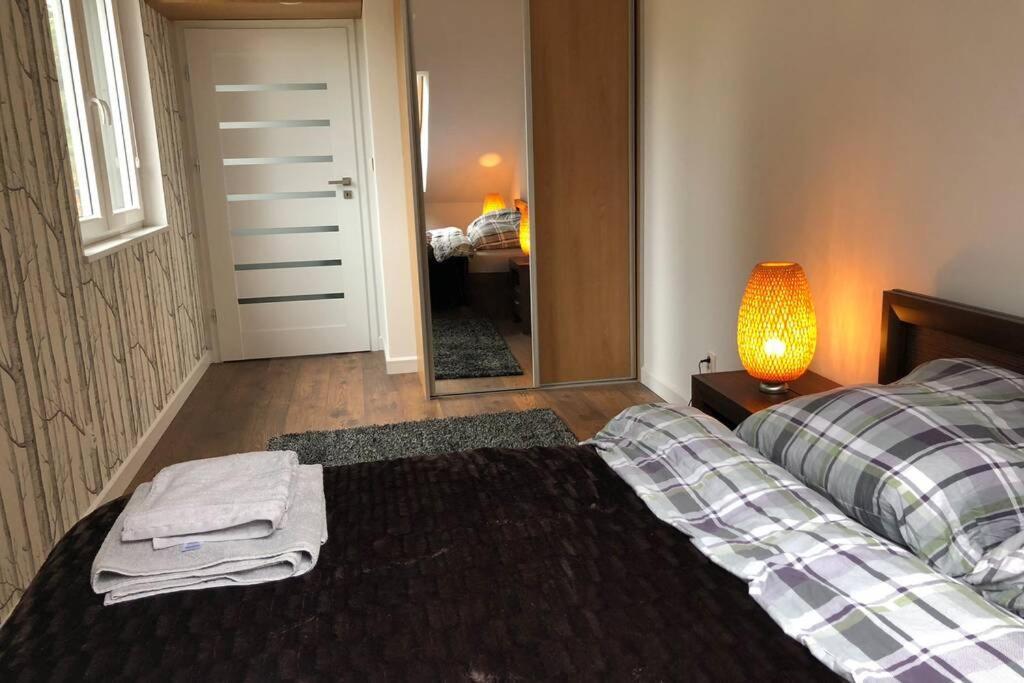 Dwupoziomowy Apartament Nad Jeziorem W Lesie Apartment เอากุสตูฟ ภายนอก รูปภาพ